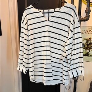 NWT Croft and Barrow Women’s Large Black and White Striped Long Sleeve Top